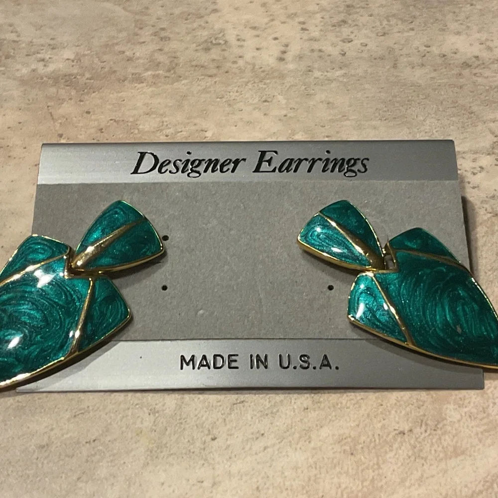 Dangle Earrings pierced green enamel goldtone new 2.5” long vintage